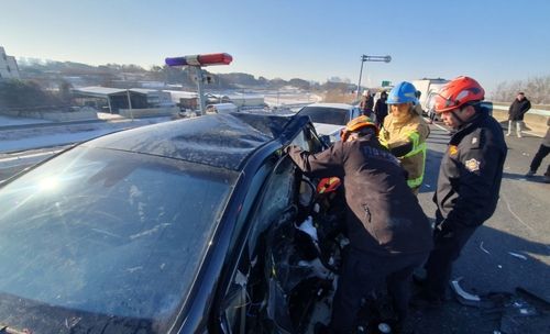사고 현장을 수습 중인 구급대원들. 청주동부소방서 제공