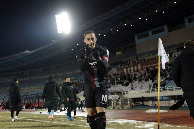 부천FC1995의 외국인 공격수 바사니가 5일 부천종합운동장서 열린 K리그 승강 플레이오프 1차전서 득점을 한 뒤 세리머니를 하고 있다. 한국프로축구연맹 제공