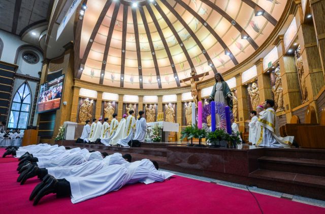 사제 서품후보자들이 부복(수품자들이 땅에 완전히 엎드려 기도하는 것)하고 있다. 땅에 엎드린 자세는 가장 비천한 자로서 세속에 죽고 봉사할 것을 의미한다고 한다.