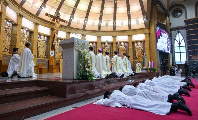 사제 서품후보자들이 부복(수품자들이 땅에 완전히 엎드려 기도하는 것)하고 있다. 땅에 엎드린 자세는 가장 비천한 자로서 세속에 죽고 봉사할 것을 의미한다고 한다.