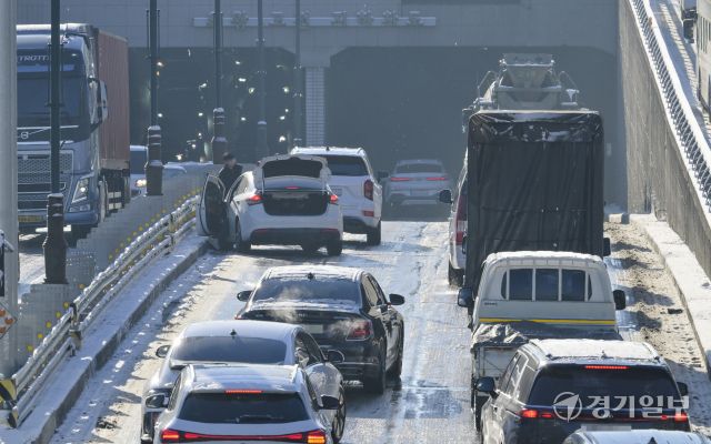지난 4일 밤 수도권 곳곳에 5cm 내외의 많은 눈이 내리며 5일 경기도 내 도로 곳곳이 정체를 빚으며 출근길에 나선 시민들이 불편함을 겪었다. 이날 오전 의왕시 경수대로가 얼어붙은 도로로 극심한 정체를 빚고 있다. 윤원규기자