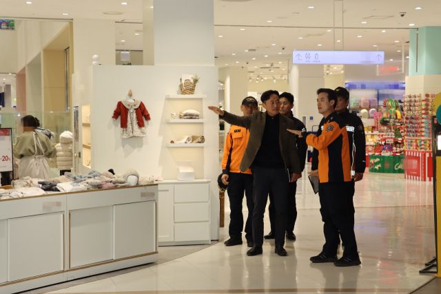 이천소방서 임일섭 서장이 겨울철 화재예방을 위해 대규모 판매시설에서 현장안전지도를 펼치고 있다. 이천소방서 제공