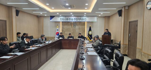 5일 열린 ‘헌법소원 판결 주민 기자회견’에 주민대표로 참석한 (왼쪽부터) 김지훈 남양주시의회 의원, 이대용 조안면 이장협의회 회장, 김기준 조안면주민통합협의회 회장이 발언하는 모습. 안형철기자