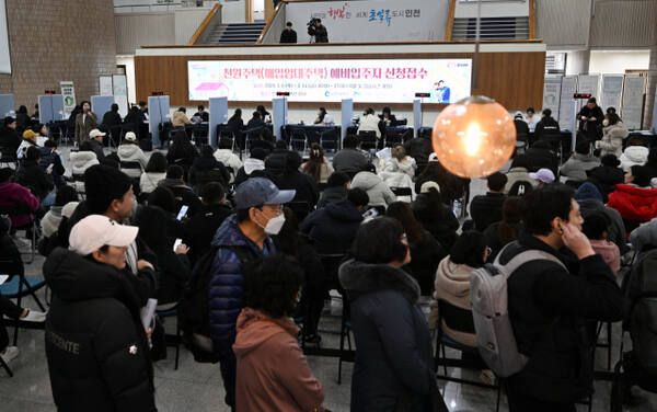 지난 3월 인천 남동구 인천시청 중앙홀에 마련한 천원주택 접수처에서 시민들이 접수를 하고 있다. 경기일보DB