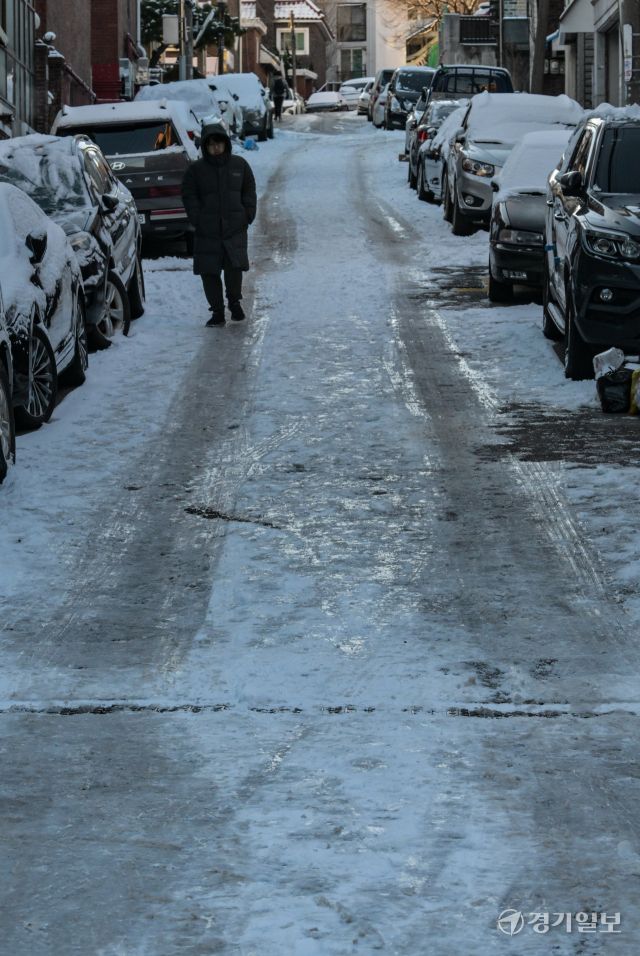 지난 4일 밤 수도권 곳곳에 5cm 내외의 많은 눈이 내리며 5일 오전 곳곳의 이면도로가 얼어붙으며 시민들이 불편함을 겪었다. 각 지자체는 차량 미끄러짐 및 이면도로에서 낙상 사고에 주의를 당부했다. 군포시 골목길에 얼어붙은 골목길로 시민들이 조심스럽게 발걸음을 옮기고 있다. 윤원규기자