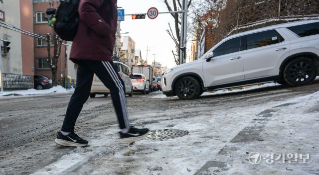 지난 4일 밤 수도권 곳곳에 5cm 내외의 많은 눈이 내리며 5일 오전 곳곳의 이면도로가 얼어붙으며 시민들이 불편함을 겪었다. 각 지자체는 차량 미끄러짐 및 이면도로에서 낙상 사고에 주의를 당부했다. 군포시 골목길에 얼어붙은 골목길로 시민들이 조심스럽게 발걸음을 옮기고 있다. 윤원규기자