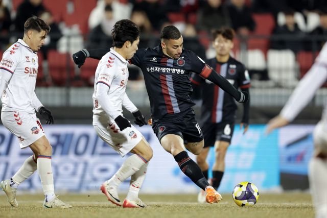 부천FC1995의 외국인 공격수 바사니가 5일 부천종합운동장서 열린 K리그 승강 플레이오프 1차전서 후반 2분 슈팅을 시도하고 있다. 한국프로축구연맹 제공