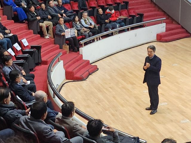 김동연 경기도지사가 성기선 교수의 ‘교육내란’ 출판기념회에서 축하인사를 전하고 있다. 박화선기자