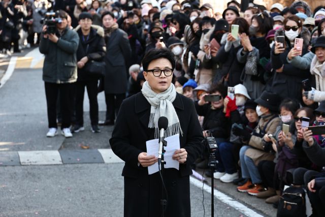 국민의힘 한동훈 전 대표가 지난 3일 서울 여의도 국회도서관 앞 쪽문에서 12·3 비상계엄 1주년 관련 기자회견을 하고 있다. 연합뉴스