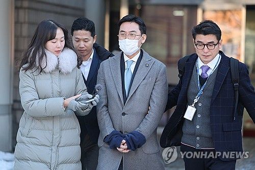 (서울=연합뉴스) 서대연 기자 = 김건희 여사 일가 '집사'로 알려진 김예성씨의 공범 조영탁 IMS모빌리티 대표가 5일 서울 서초구 서울중앙지방법원에서 열린 구속 전 피의자 심문(영장실질심사)을 마친 뒤 청사를 나서고 있다. 민중기 특별검사팀은 지난 2일 조 대표에 대해 특정경제범죄 가중처벌법(특경법)상 배임·횡령, 업무상 횡령, 외부감사법 위반, 증거은닉교사, 배임증재 혐의로 구속영장을 청구했다. 2025.12.5 dwise@yna.co.kr