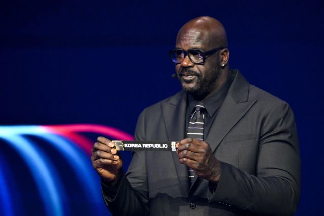 6일(한국시간) 미국 워싱턴DC에서 열린 ‘2026 FIFA 북중미 월드컵’ 조 추첨식에서 미국 프로농구 스타 샤킬 오닐이 한국이 적힌 이름표를 들고 있다. 로이터=연합뉴스