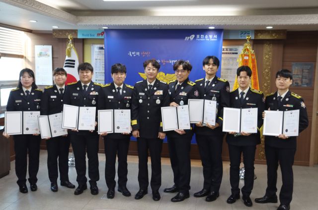 포천소방서가 임용신고식을 열고 2025년 소방위 승진시험 합격자 8명에게 임용장을 수여하며 축하하고 있다. 포천소방서 제공