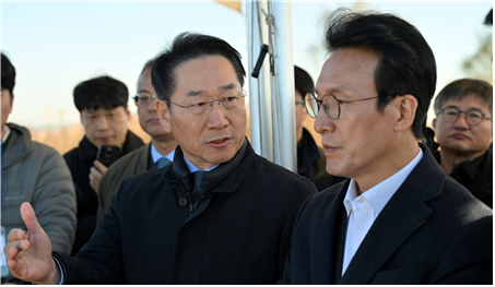 유정복 인천시장이 지난 11월21일 수도권매립지에서 김민석 국무총리와 함께 매립 현황 및 매립장 사용종료에 따른 활용방안을 점검하고 있다. 인천시 제공