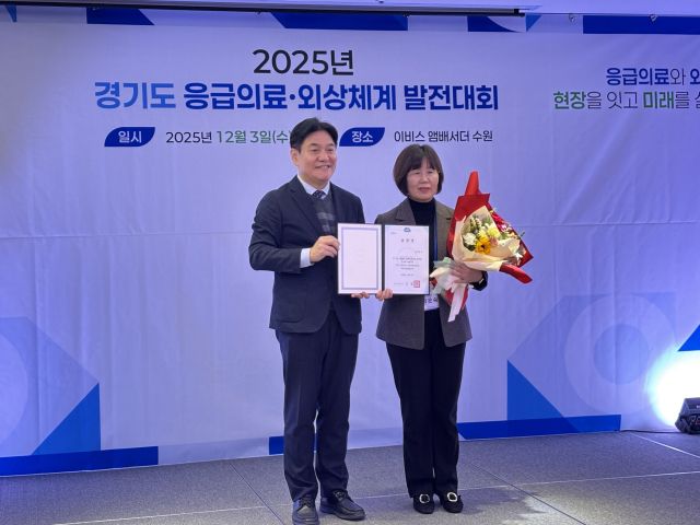 박은숙 포천시보건소장이 재난의료대응 분야 경기도지사 기관표창을 수상한 뒤 기념촬영을 하고 있다. 포천시 제공