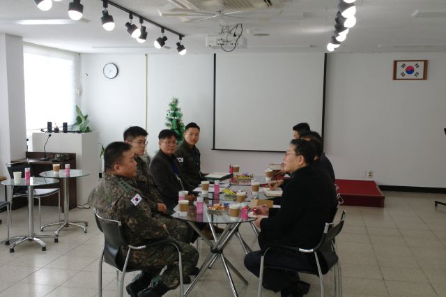 하남시 군부대 회의실에서 시 관계자들과 군부대 측이 헬기소음 대책을 놓고 논의하고 있다. 하남시 제공