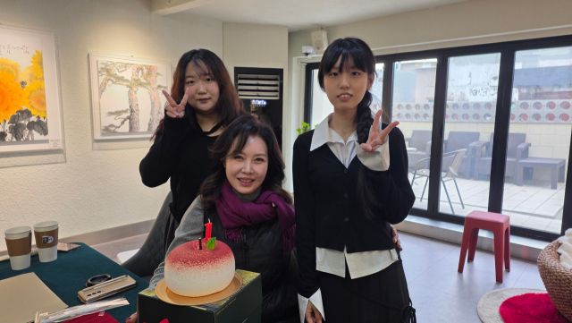 이상연 인천메세나협회 대표가(가운데) 지원을 약속한 청년예술가들과 함께 기념촬영을 하고 있다. 인천메세나협회 제공