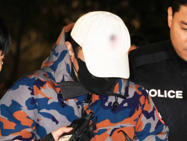 압수수색 과정에서 도주한 도이치모터스 주가조작 사건 공범이 11월20일 충주시 소재 휴게소에서 체포, 서울 광화문 김건희특검 조사실로 압송되고 있다. 연합뉴스