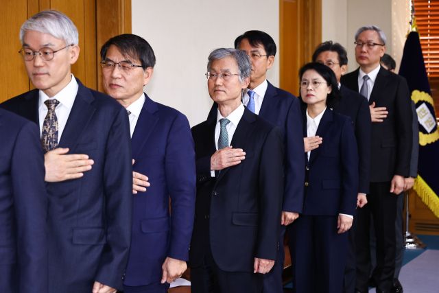 조희대 대법원장이 지난 5일 서울 서초구 대법원 대회의실에서 열린 전국법원장회의에 참석한 대법관들과 함께 국기에 경례하고 있다. 연합뉴스