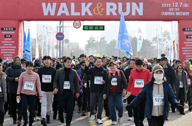 유정복 인천시장이 7일 제3연륙교 일대에서 열린 ‘걷기&amp;달리기 대회(WALK&amp;RUN)’에서 참가자들과 출발하고 있다. 인천시 제공