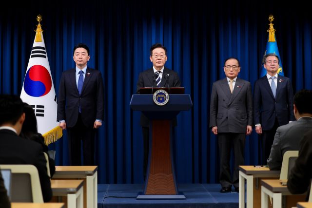 이재명 대통령이 12·3 비상계엄 사태 1주년인 3일 용산 대통령실에서 '빛의 혁명 1주년 대국민 특별성명'을 발표하고 있다. 왼쪽부터 강훈식 대통령 비서실장, 이재명 대통령, 위성락 국가안보실장, 김용범 정책실장. 연합뉴스