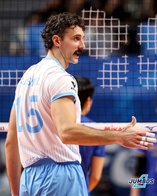 러셀이 득점 성공 이후 동료 선수와 하이파이브를 하고 있다. 인천 대한항공 점보스 제공