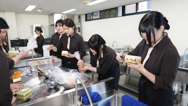 최근 고양특례시 일산고에서 열린 일산고 제5창업캠퍼스(베이커리카페창업지원관) 개소식에서 학생들이 케이크를 만들고 있다. 일산고 제공