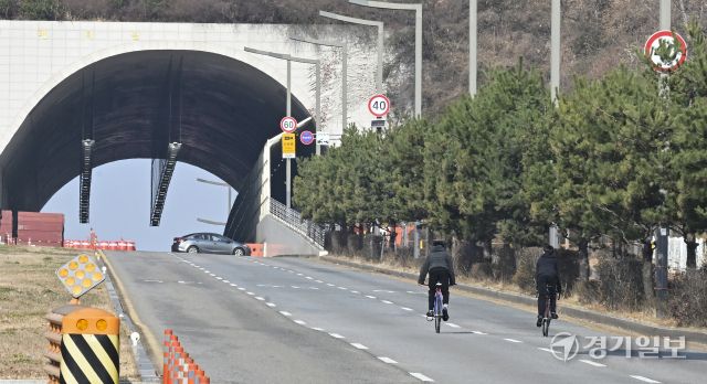 동탄숲 생태터널 제대로 된 통제없어 자전거 탄 학생들 자유롭게 라이딩 [포토뉴스]
