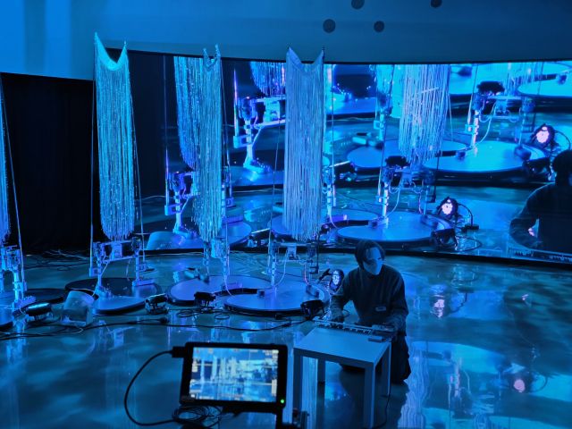 2025 경기 컬쳐 로드 ‘AI 로봇오페라’ 프리뷰 가운데 권병준 작가의 퍼포먼스 ‘아해와 나엘’. 경기문화재단 제공