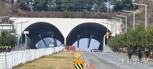 동탄숲 생태터널 제대로 된 통제없어 자전거 탄 학생들 자유롭게 라이딩 [포토뉴스]