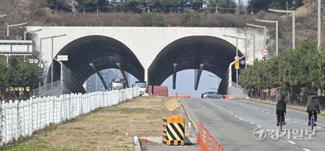 동탄숲 생태터널 제대로 된 통제없어 자전거 탄 학생들 자유롭게 라이딩 [포토뉴스]