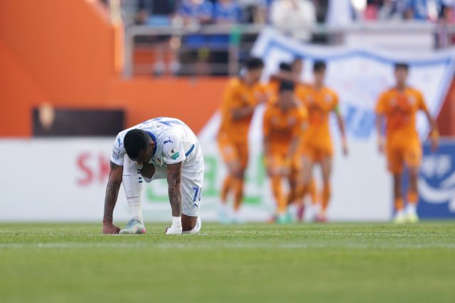 수원 삼성의 세라핌이 7일 오후 2시 제주월드컵경기장에서 열린 ‘하나은행 K리그 2025’ 승강 플레이오프(PO) 2차전서 전반 추가시간, 팀의 실점에 좌절하고 있다. 한국프로축구연맹 제공