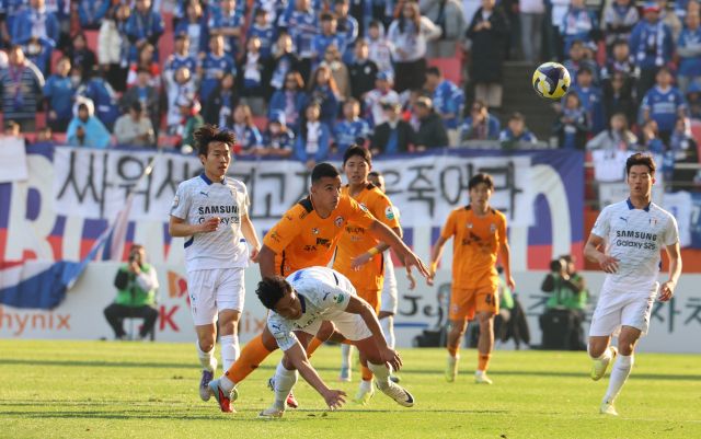 7일 제주월드컵경기장에서 ‘하나은행 K리그 2025’ 승강 PO 2차전 제주SK와 수원 삼성의 경기 후반 양 팀 선수들이 공을 두고 경합하고 있다. 연합뉴스