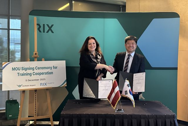 신가균 인천공항공사 경영본부장(오른쪽)과 라일라 오디나 리가공항공사 CEO가 협약을 한 뒤 기념사진을 촬영하고 있다. 인천공항공사 제공