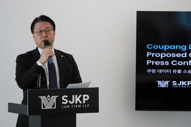 김국일 대륜 경영대표는 8일(현지시간) 뉴욕 맨해튼 사무소에서 기자회견을 열고 쿠팡 모기업인 쿠팡 아이엔씨(Inc.)를 상대로 한 소송 계획을 설명하고 있다. 연합뉴스