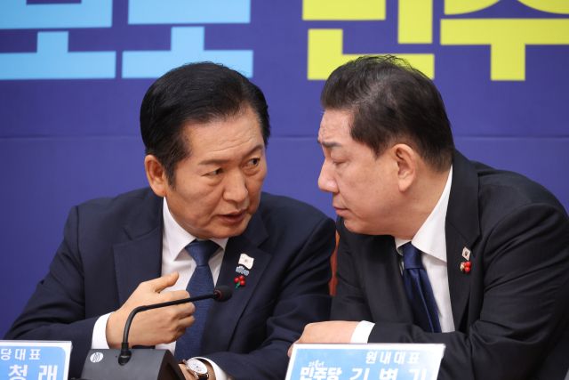 더불어민주당 정청래 대표와 김병기 원내대표가 8일 서울 여의도 국회에서 열린 최고위원회의에서 대화하고 있다. 연합뉴스