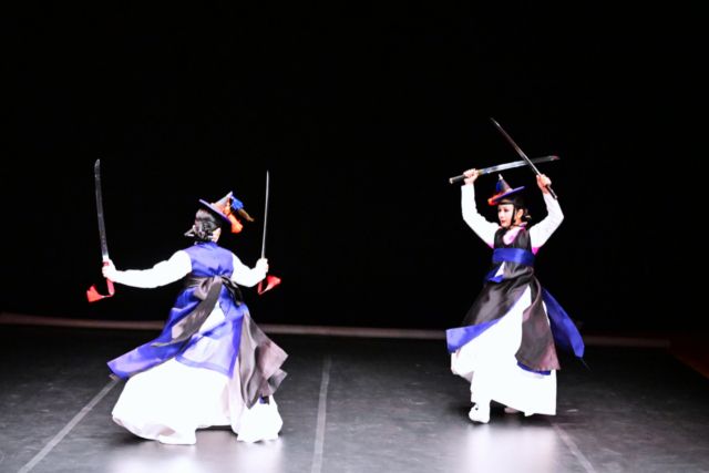 지난 4일 정조테마공연장에서 열린 ‘검무’ 공연 장면. 신미경, 윤자경 예인이 칼검(劍) 춤무(舞) 작품을 선보이고 있다. 정조인문예술재단 제공