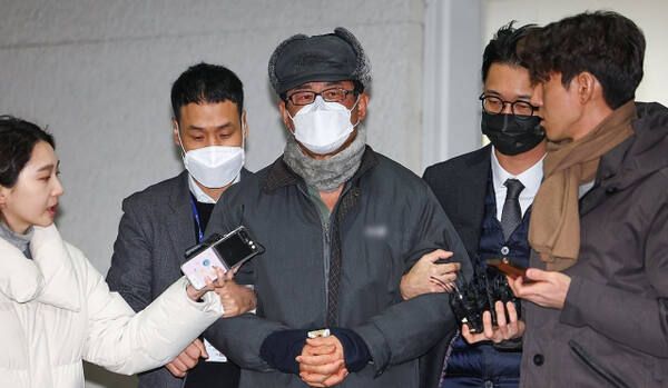 '12·3 비상계엄' 기획에 관여한 혐의로 구속된 노상원 전 국군정보사령관이 2024년 12월24일 은평구 서울서부경찰서에서 검찰로 송치되고 있다. 연합뉴스