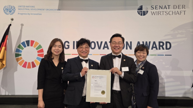 최근 독일 뮌헨에서 열린 2025 UN 지속가능발전 혁신상 시상식에서 지방정부 부문 Top3상을 수상하고 기념촬영을 하고 있다. 인천시 제공