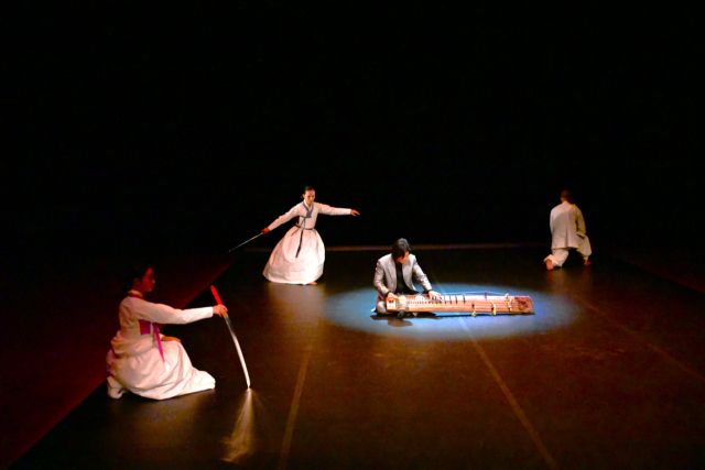 지난 4일 정조테마공연장에서 열린 ‘칼검(劍) 춤무(舞)’ 공연 장면. 검으로 경지에 이르렀다는 김광택의 모습을 형상화했다. 정조인문예술재단 제공