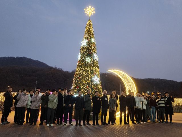 대형크리스마스 트리가 설치된 광명스피돔에서 경륜경정총괄본부 관계자들이 점등식을 마치고 기념사진을 촬영하고 있다. 경륜경정총괄본부 제공
