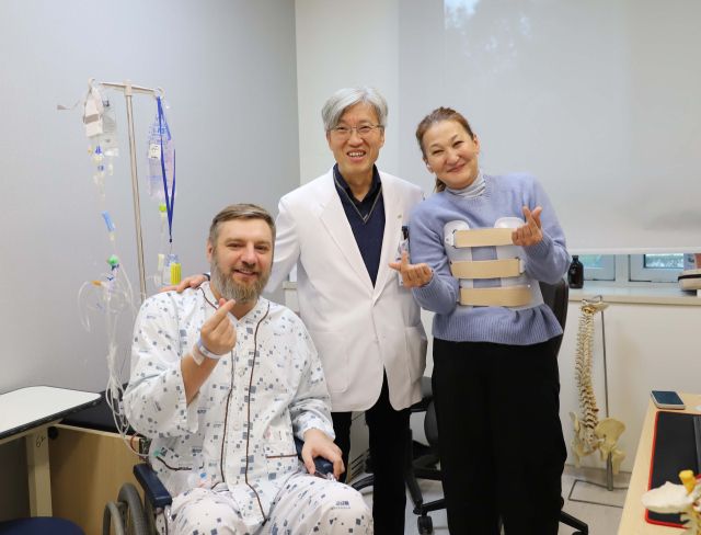 (왼쪽부터) 알렉세이씨, 임수빈 순천향대 부천병원 신경외과 교수, 아이나쉬씨. 순천향대 부천병원 제공