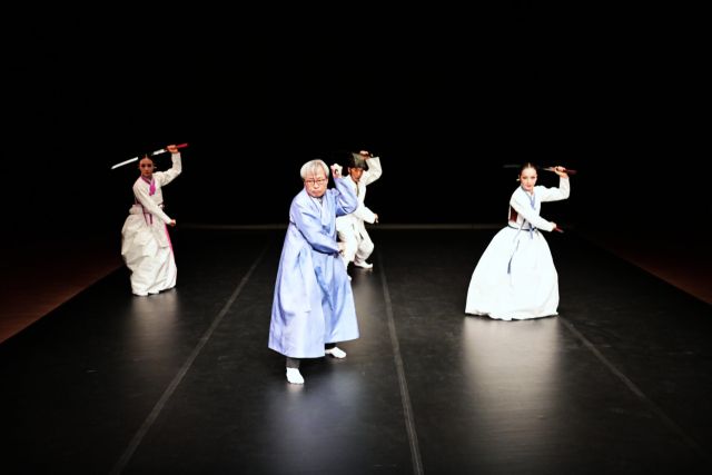 지난 4일 정조테마공연장에서 열린 ‘검무’ 공연 장면. 김영호 무예연구가와 예인들이 무예도보통지의 동작을 선보이고 있다. 정조인문예술재단 제공