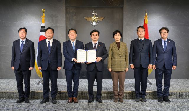이재준 수원특례시장과 수원지역 국회의원들이 8일 국방부에서 안규백 장관에게 군공항 이전 관련 공동 건의문을 전달한 뒤 기념 촬영하고 있다. 수원시 제공
