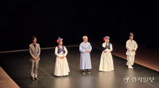 ‘칼검(劍) 춤무(舞)’ 공연 커튼콜에서 출연진이 관객에게 인사하고 있다. 이나경기자