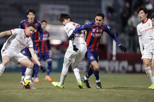 8일 수원종합운동장에서 열린 프로축구 승강 플레이오프 2차전 수원FC와 부천FC의 경기에서 양 팀의 선수들이 공을 경합하고 있다.한국프로축구연맹 제공