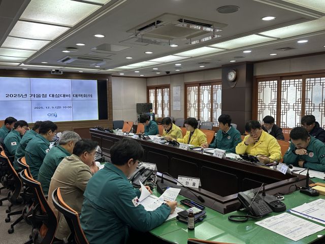 최근 가평군청 회의실에서 열린 대설대비 대책회의에서 김미성 부군수가 관계자들과 생활밀착형 제설전략 등을 토의하고 있다. 가평군 제공