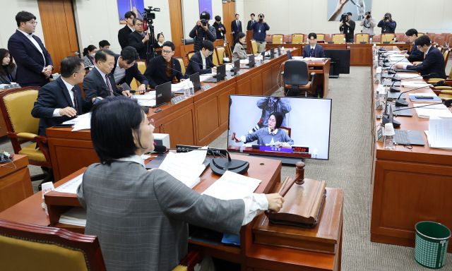 9일 국회에서 열린 국회 과학기술정보방송통신위원회 전체회의에서 최민희 위원장이 의사봉을 두드리고 있다. 연합뉴스