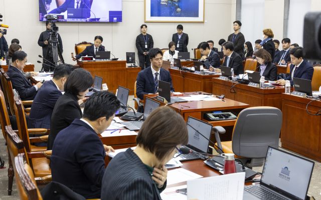 국회 교육위원회 김영호 위원장이 9일 국회에서 열린 교육위원회 전체 회의에서 상정된 법안을 처리하고 있다. 연합뉴스