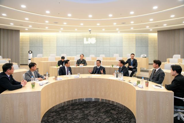 포천시와 LIG넥스원이 ‘근접정비지원센터 조성’ 업무협약을 체결하고 방위산업 발전을 위한 상호 협력을 약속하고 있다. 포천시 제공