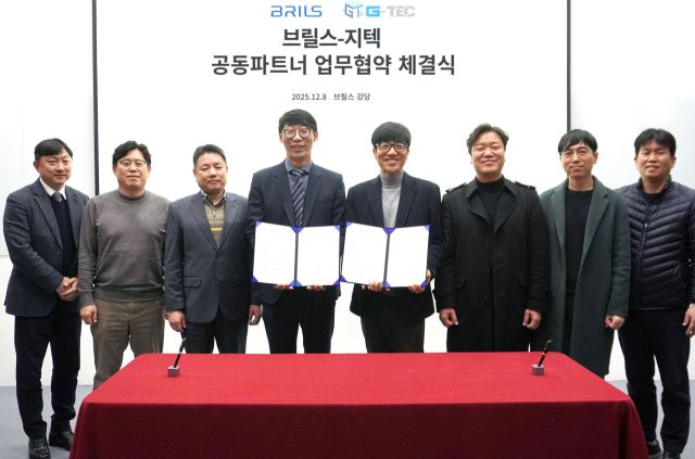 최근 인천 연수구 브릴스 본사에서 열린 ‘브릴스·지텍 공동파트너 업무협약식’에서 전진 브릴스 대표이사(왼쪽 4번째)와 관계자들이 기념촬영을 하고 있다. 브릴스 제공